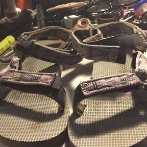 Teva 
Women’s 
Velcro straps sandals 
Mosaic pink 
8,B-Medium